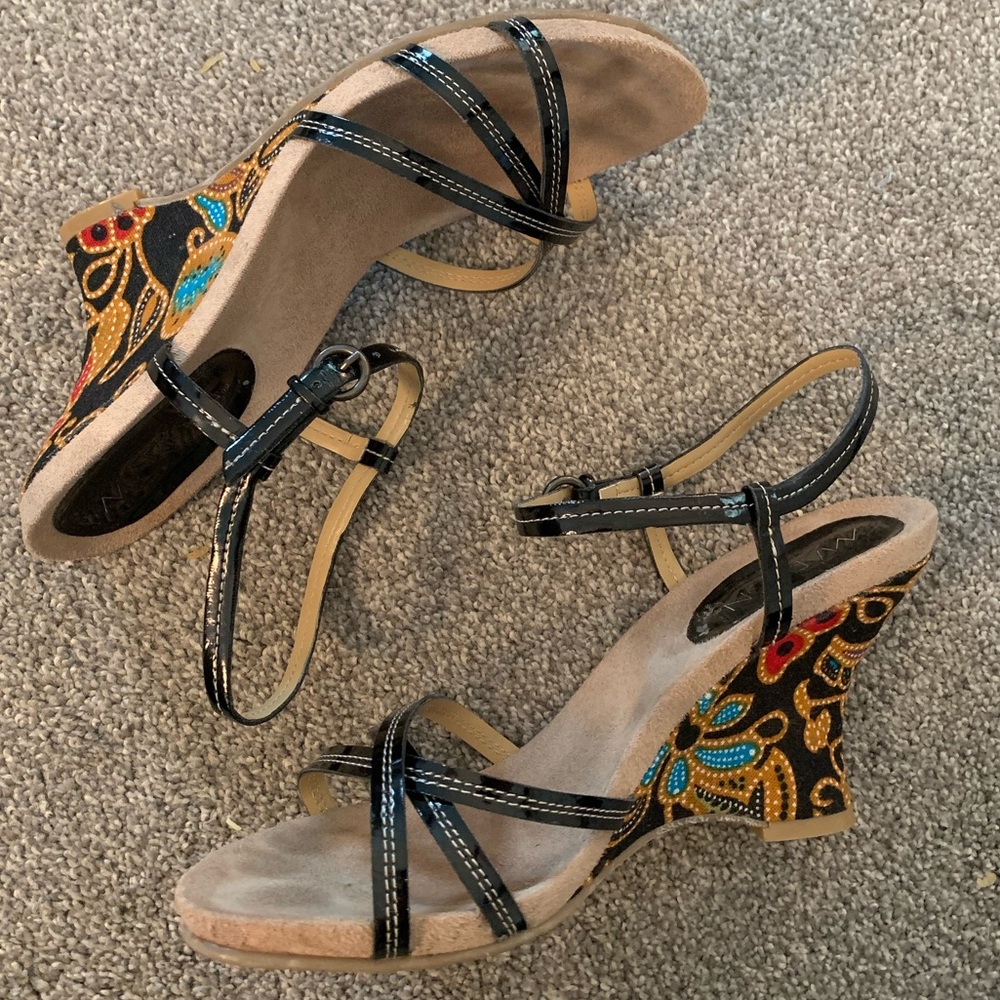 Super Cute Black Floral Wedge Sandals